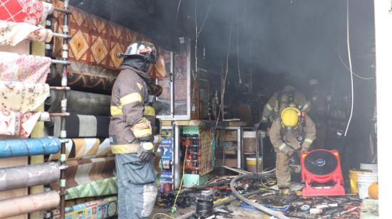 Bomberos de Guayaquil en la ferretería donde se produjo un incendio, el 12 de enero de 2024.