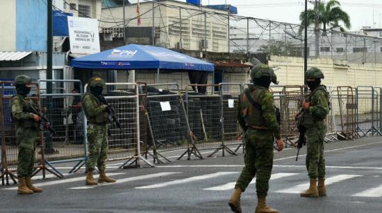 Militares en los exteriores de una cárcel de Machala, el 12 de enero de 2024.