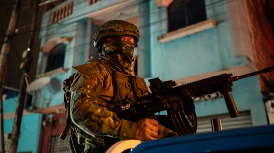 Un militar durante operativos en Guayaquil, como parte del estado de excepción decretado en Ecuador, el 11 de enero de 2024.