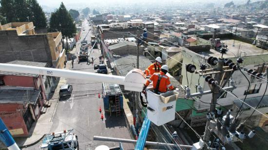 Personal de la Empresa Eléctrica Quito realiza mantenimientos del sistema el 6 de enero de 2024.