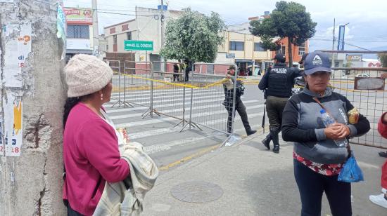 La angustia de los familiares de presos y guías se evidencia afuera de la zona delimitada, a dos cuadras de la cárcel de Ambato.
