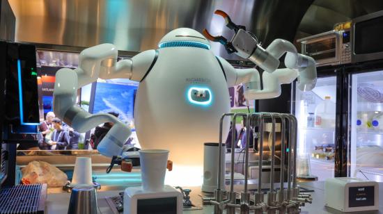 Prototipo de un robot chef gigante visto en la CES, 11 de enero de 2024.