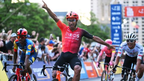 Jhonatan Narváez celebra la victoria en el criterium del Tour Down Under, el 13 de enero de 2024. 