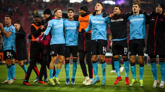 Piero Hincapié y los jugadores del Bayer Leverkusen celebran el 'título de invierno' en la Bundesliga alemana, el 13 de enero de 2024. 