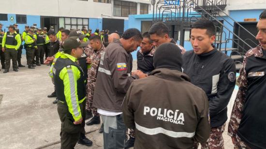 Los policías ingresaron la tarde del 13 de enero de 2024 hasta la cárcel de Ambato para rescatar a 13 guías penitenciarios. 
