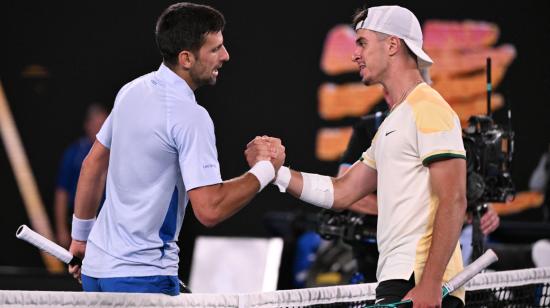 Novak Djokovic saluda a Dino Prizmic, después del partido de primera ronda del Abierto de Australia, el 14 de enero de 2024. 
