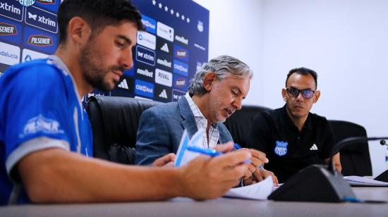 José Pileggi, presidente de Emelec, firma el contrato con Cristian Erbes, para la temporada 2024. 