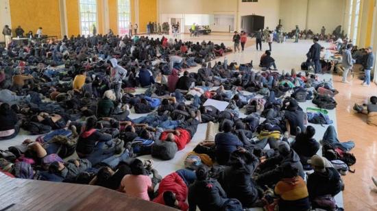 Numeroso grupo de migrantes fue hallado en una bodega en el municipio de Cuaxomulco, Tlaxcala, México, el 14 de enero de 2024.