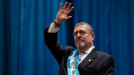 El nuevo presidente de Guatemala, Bernardo Arévalo de León saluda, durante su ceremonia de investidura en el Centro Cultural Miguel Ángel Asturias, en Ciudad de Guatemala (Guatemala), el 15 de enero de 2024.