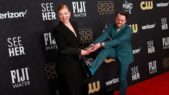 La actriz australiana Sarah Snook y el actor Kieran Culkin, de la serie dramática 'Succession', en los Critics Choice Awards. La serie lidera la contienda por segundo año consecutivo con 27 nominaciones.