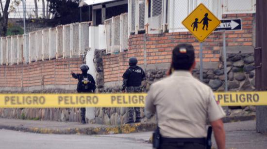 Una amenaza de bomba en los exteriores de una unidad educativa en Cuenca, el 15 de enero de 2024. 