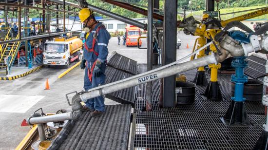 Despacho de combustibles desde la Terminal Santo Domingo, de Petroecuador, el 9 de enero de 2021.