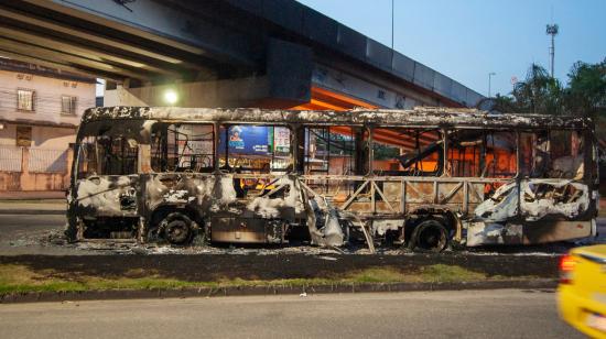 Un bus fue quemado por supuestos miembros paramilitares, en Río de Janeiro, el pasado octubre. 