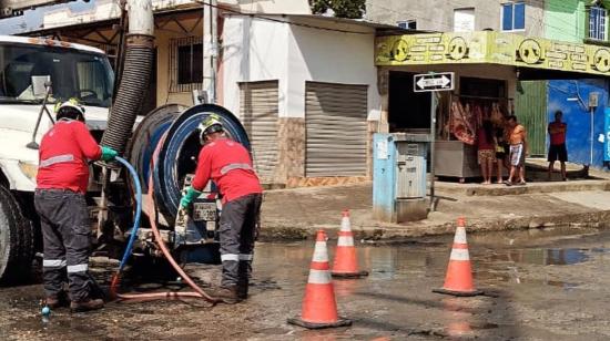 Trabajadores de Interagua ejecutan trabajos en Guayaquil.