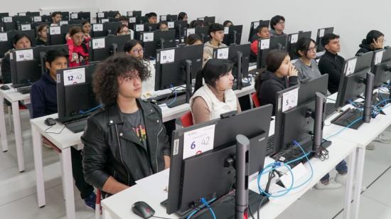 Imagen referencial. Estudiantes dan el examen de admisión en la Universidad de Cuenca el 26 de julio de 2023.