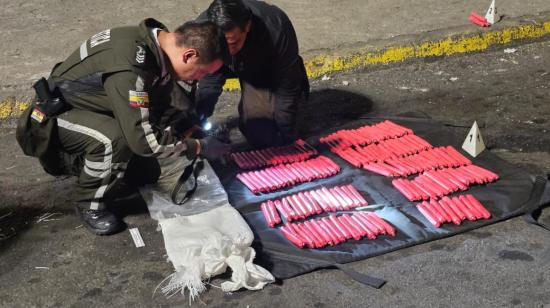 Agentes de la Policía Nacional examinan los tacos de dinamitas abandonados en San Roque, Quito, el 15 de enero de 2024.