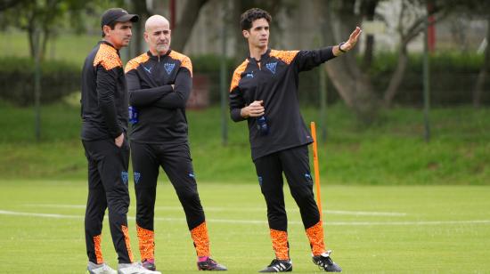 Josep Alcácer, durante un entrenamiento con Liga, el 14 de enero de 2024.