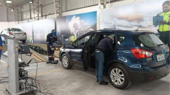 Un vehículo en un centro de revisión técnica vehicular de Quito.