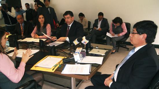 Nilsen Arias (centro), entonces gerente de Comercio Internacional de Petroecuador, durante una apertura de ofertas en 2012, junto al entonces gerente Marco Calvopiña (derecha).