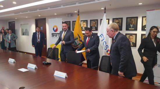 El contralor del Estado, Mauricio Torres, en una rueda de prensa en Quito, el 16 de enero de 2024.