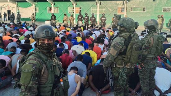 Fotografía cedida por las Fuerzas Armadas de Ecuador que muestra a agentes de la Policía y el Ejército mientras intervienen hoy una cárcel en Esmeraldas (Ecuador). el 14 de enero de 2024.