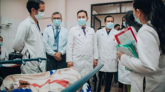 El ministro de Salud, Franklin Encalada, en una visita a un hospital el 3 de enero del 2024.