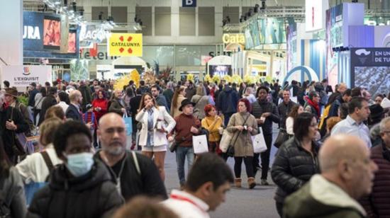 Personas visitan la Feria de Turismo de Madrid (Fitur) en el IFEMA.