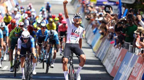 Isaac del Toro festeja su victoria en la Etapa 2 del Tour Down Under, el 17 de enero de 2024. 