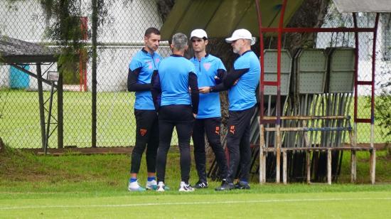 El cuerpo técnico de Liga, encabezado por Josep Alcácer, durante un entrenamiento en Pomasqui, el 17 de enero de 2024.