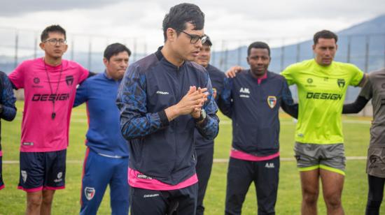 Joe Armas dirige a los futbolistas del Imbabura SC.