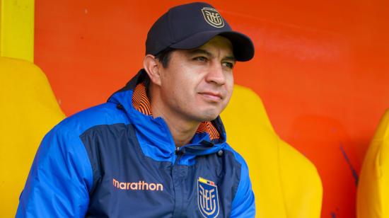 Eduardo Moscoso, DT de las selecciones menores femeninas, durante un entrenamiento con Ecuador, en Quito. 