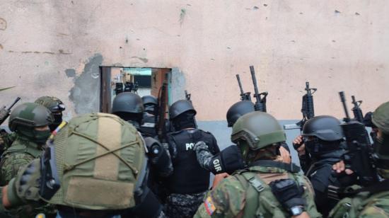 Un operativo de control en la cárcel Regional Guayas, ubicada en el complejo penitenciario del kilómetro 17 de la vía a Daule, en el norte de Guayaquil. 