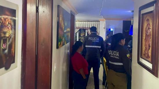 Policías hacen un allanamiento en una vivienda como parte de una investigación por presunto tráfico de influencias en la justicia, el 18 de enero de 2024.