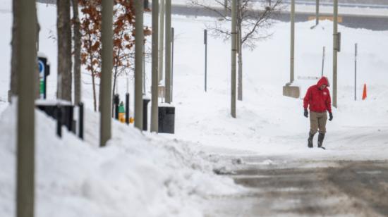 Un hombre camina por una zona de Iowa, en medio de la ola de frío y tormentas anunciadas en EE.UU., el 12 de enero de 2024.