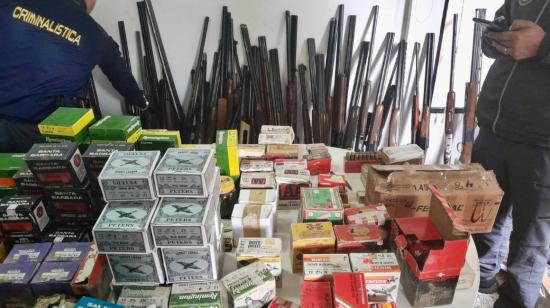 Evidencias de las armas incautadas en una vivienda de Cumbayá, Quito, el 17 de enero de 2024.