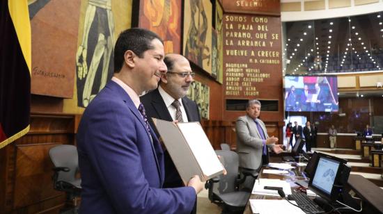 José Luis Calderón, periodista de TC Televisión, recibió, en nombre de sus compañeros, un reconocimiento de la Asamblea Nacional, el 18 de enero de 2024.