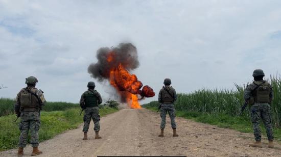 Militares en la destrucción de una pista clandestina en Guayas el 17 de enero de 2024.