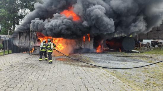 Incendio en el puente 6 de la autopista General Rumiñahui.