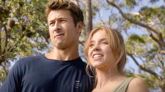 Los actores Sydney Sweeney y Glen Powell, en una escena de la comedia 'Con todos menos contigo'. 