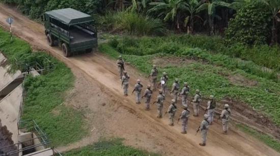 El 18 de enero de 2024, militares vigilan la frontera norte de Perú, tras la alerta de que alias 'Fito' pretendería ingresar a ese país.