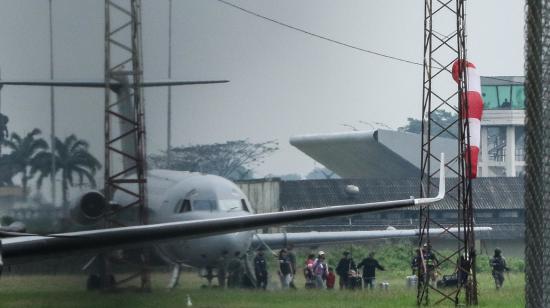 Momentos en que los familiares de alias 'Fito' llegan la base aérea militar en Guayaquil, el 19 de enero de 2024.