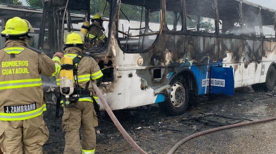 Bomberos controlan incendio de un bus en Guayaquil el 19 de enero de 2024.