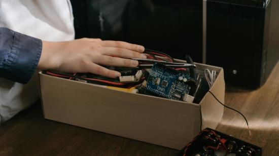Imagen referencial de una caja con varios desechos electrónicos.