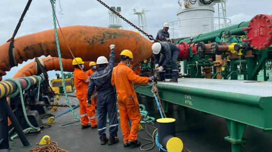 Personal de OCP durante un proceso de carga de petróleo, el 19 de marzo de 2024.