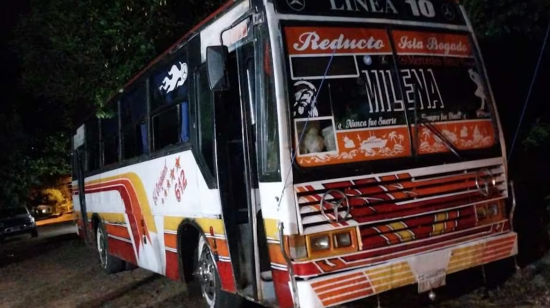 Imagen del bus de los hinchas de Olimpia atacado por seguidores de Cerro Porteño, el 19 de enero, en Paraguay.