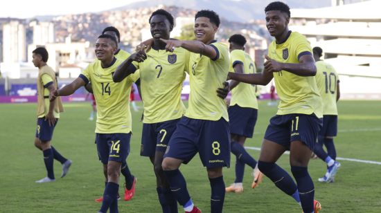 Los jugadores ecuatorianos festejan un gol ante Colombia, en el Preolímpico, el 20 de enero de 2024.