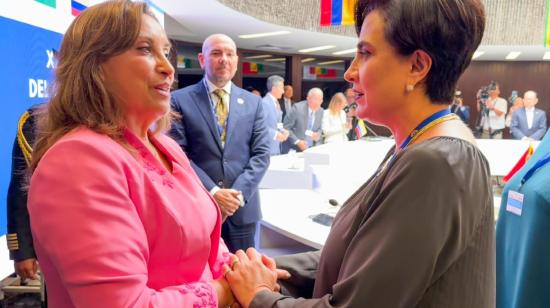 La presidenta de Perú, Dina Boluarte saluda con la canciller de Ecuador, Gabriela Sommerfeld.