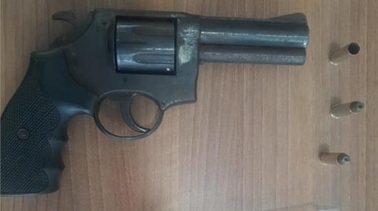 La pistola que portaba el estudiante en Santo Domingo, incautada por la Policía, el 22 de enero de 2024.