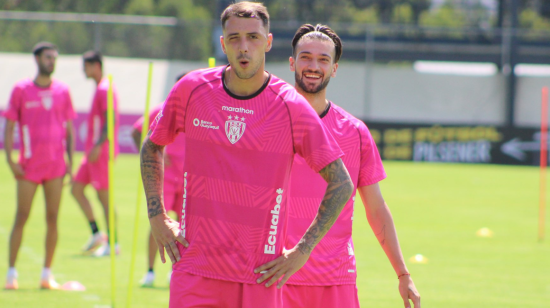 Renzo López y Lautaro Díaz, en un entrenamiento con Independiente del Valle, el 22 de enero de 2024.