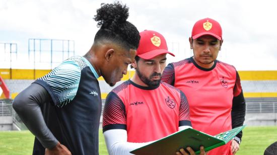 Gerardo Espinoza, DT de Aucas (centro), da indicaciones en el partido amistoso ante Técnico Universitario, del 20 de enero de 2024.